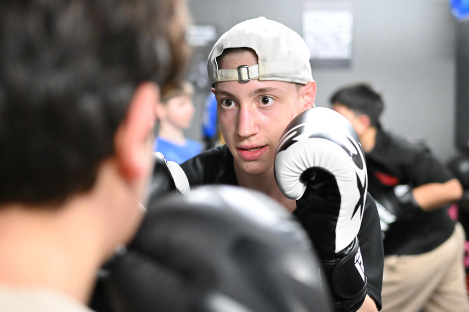 Zufriedene Teilnehmende nach einem erfolgreichen Fitbox-Workout bei Be Ready