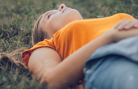 Kopie von Creme Blau Ästhetisch Minimalistisch Yoga Flyer  (Instagram Post) (1).png