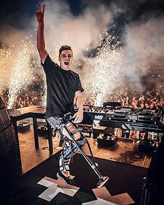 Martin Garrix met een iWalk kniekruk
