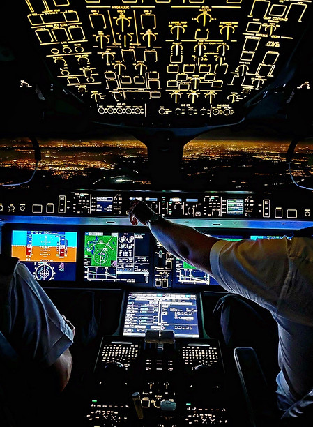 Pilot im Cockpit beim Online-Training zur Vorbereitung auf das Airline-Assessment mit Flugmentor