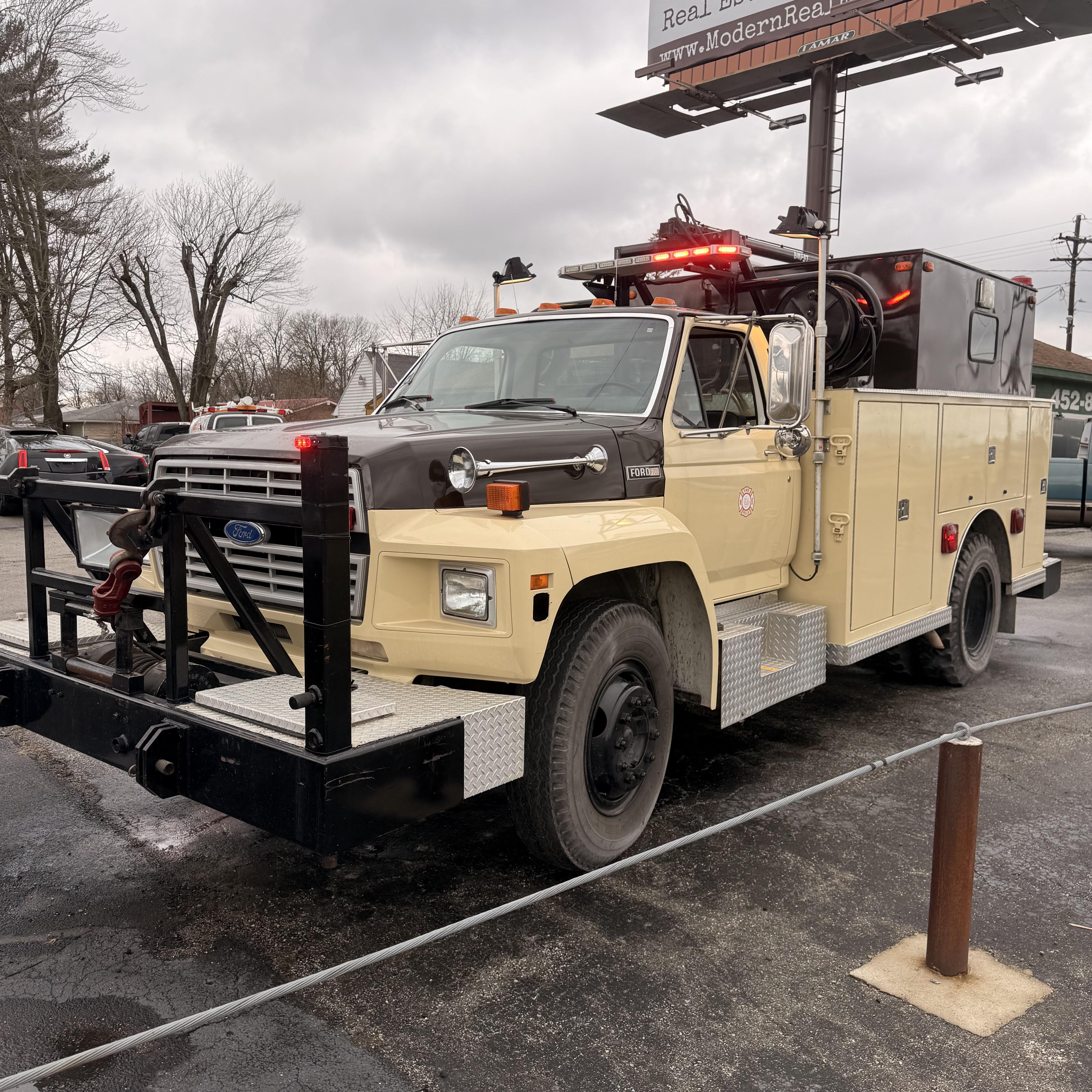 1985 Ford F-700 - Photo 2