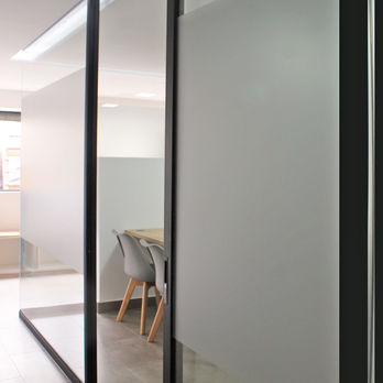 Una obra construida en base a un proyecto de remodelación y adecuaciones de varios espacios. El programa, atención al cliente, consultorios médicos y dentales, laboratorio y área de descanso del paciente.
