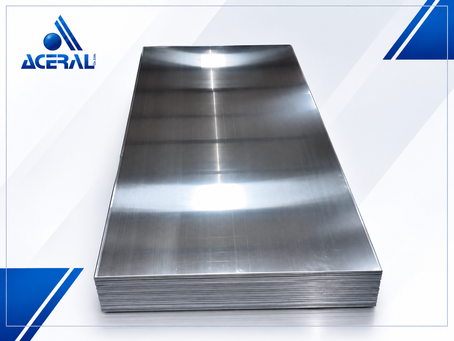 Planchas de aluminio liso apiladas, acabado brillante
