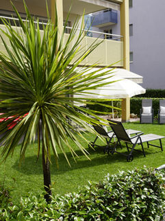 Oase der Ruhe im Garten und unter Palmen in der Residenza-Faggi in Ascona-Locarno.