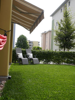 Oase der Ruhe im Garten und unter Plamen in der Residenza-Faggi in Ascona-Locarno.