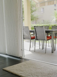 Grosszügiger Garten und gedeckten Sitzplatz in der Residenz-Faggi in Ascona-Locarno.