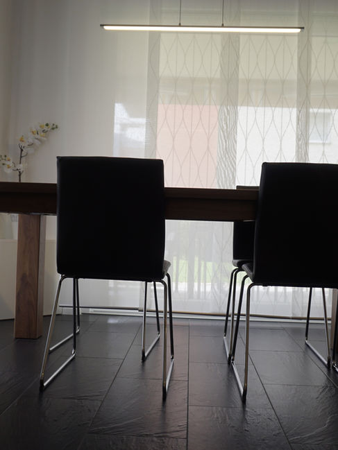 Hochwertiger Essbereich mit Eichentisch der Residenz-Faggi in Ascona-Locarno.