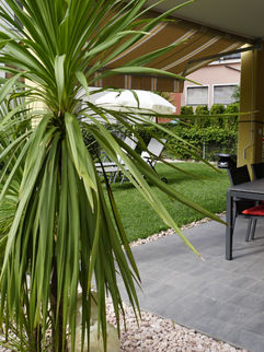 Gedeckter Essbereich im Garten in der Residenza-Faggi in Ascona-Locarno.