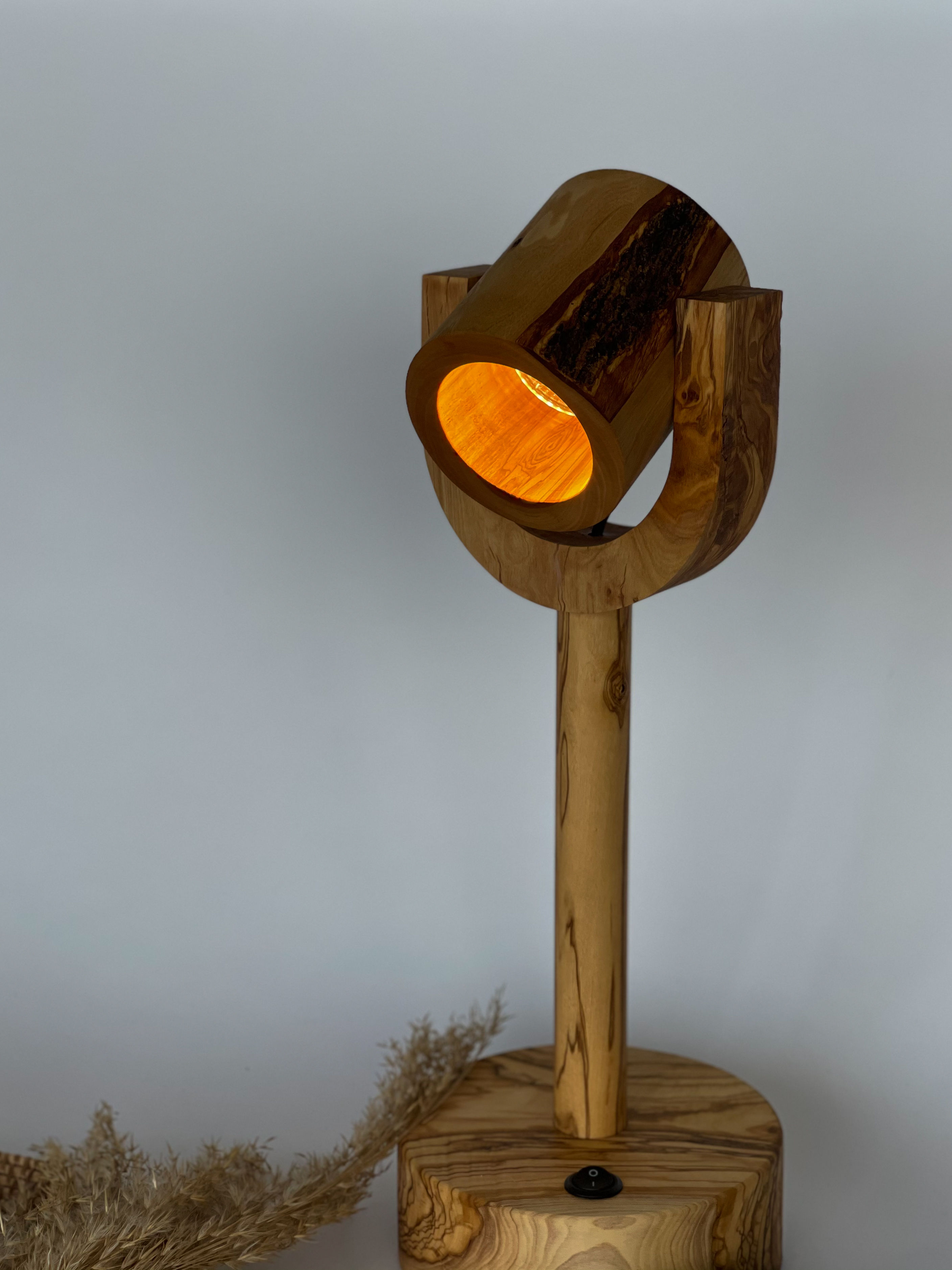 Dönebilir Başlıklı Masif Masa Lambası