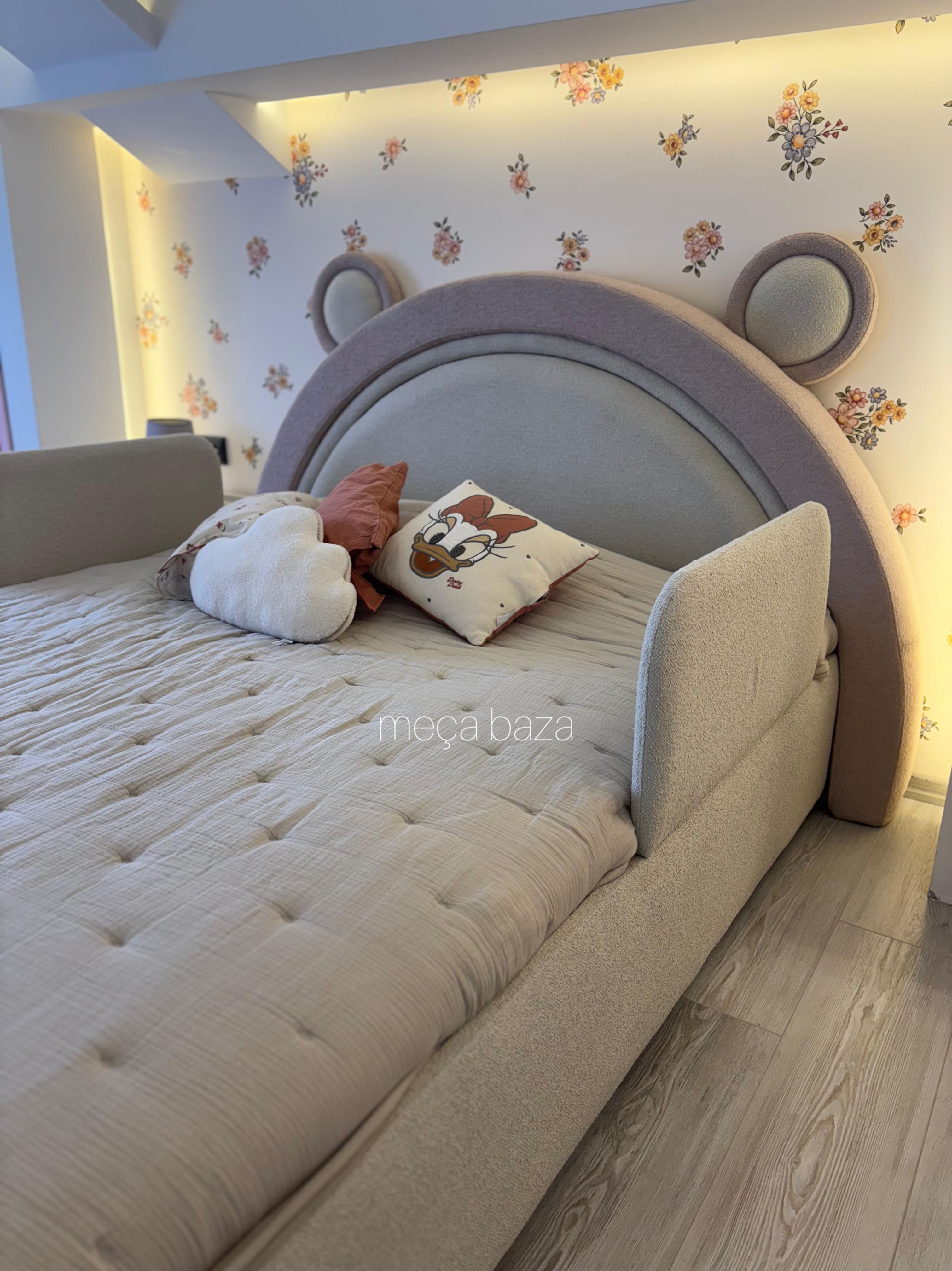 Renkli kumaş başlıklı sandıklı baza
