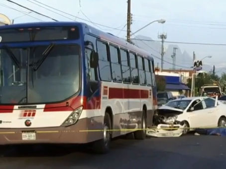 Fallece conductor al chocar con Transmetro