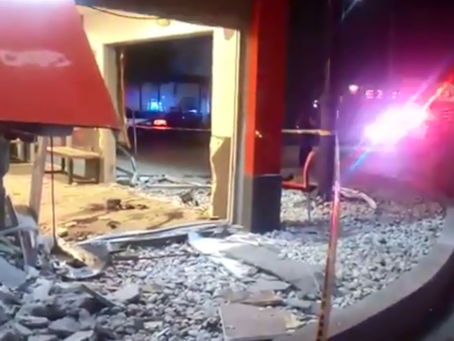Destroza conductora pizzería en choque