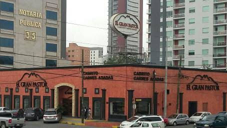 Rocían gasolina y prenden restaurante