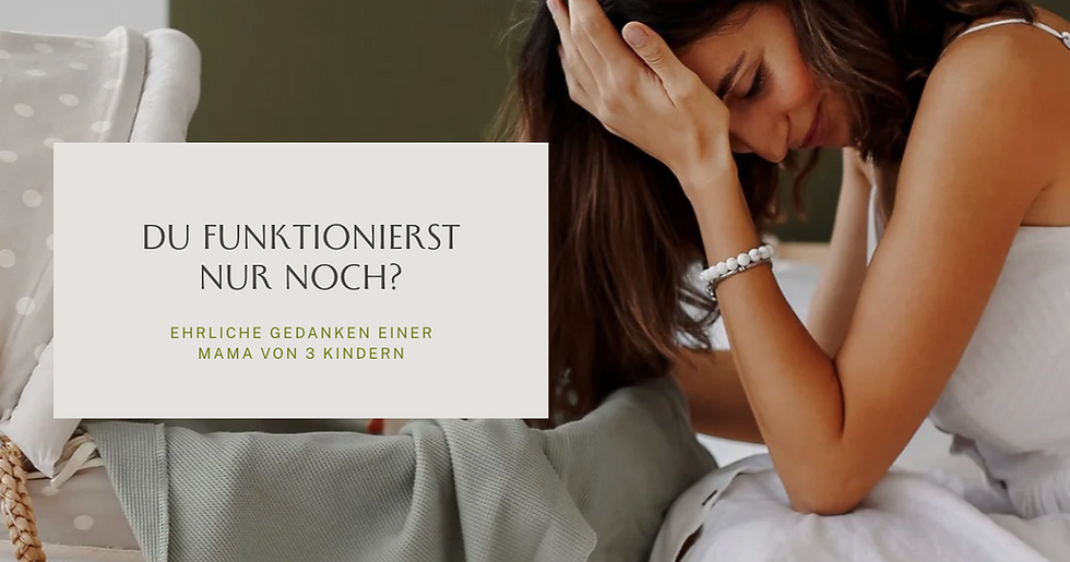 Erschöpfte Mama stützt den Kopf in die Hand, daneben der Text „Du funktionierst nur noch?“