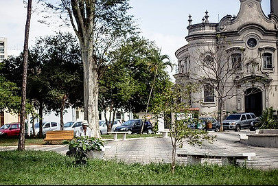 com-a-igreja-ao-fundo.jpg