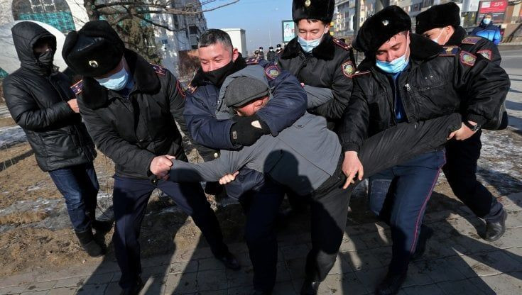 kazakistan polizia manifestanti