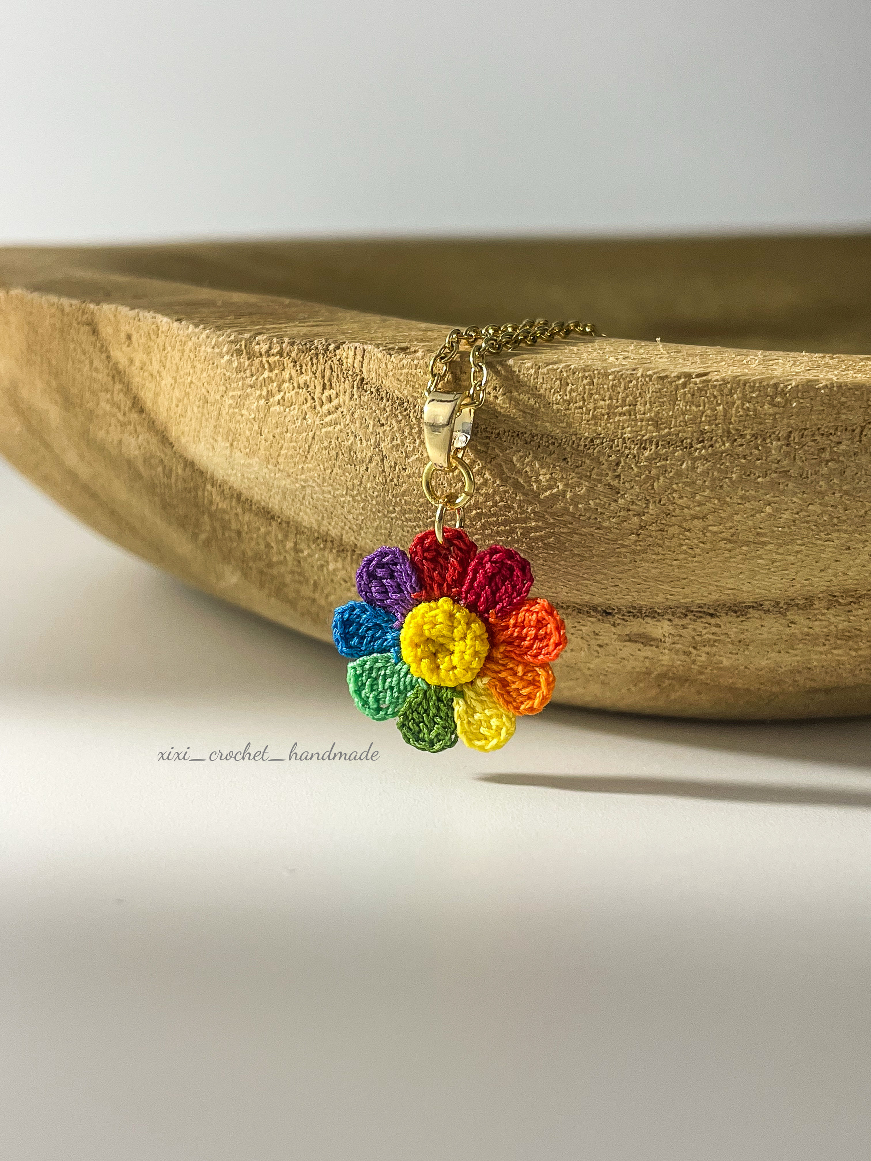 Collier fleur multicolore au micro crochet 