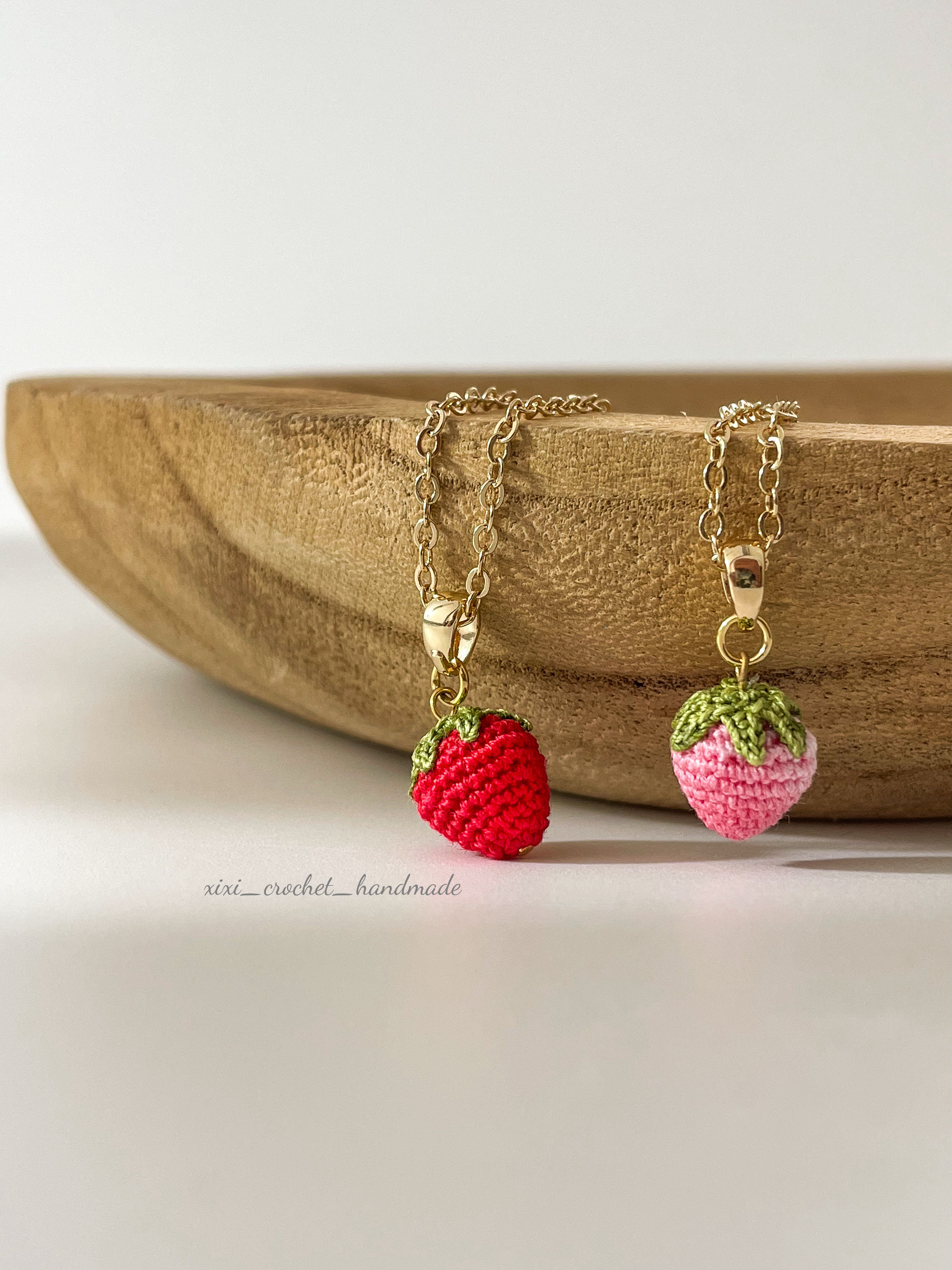 Collier fraise au micro crochet