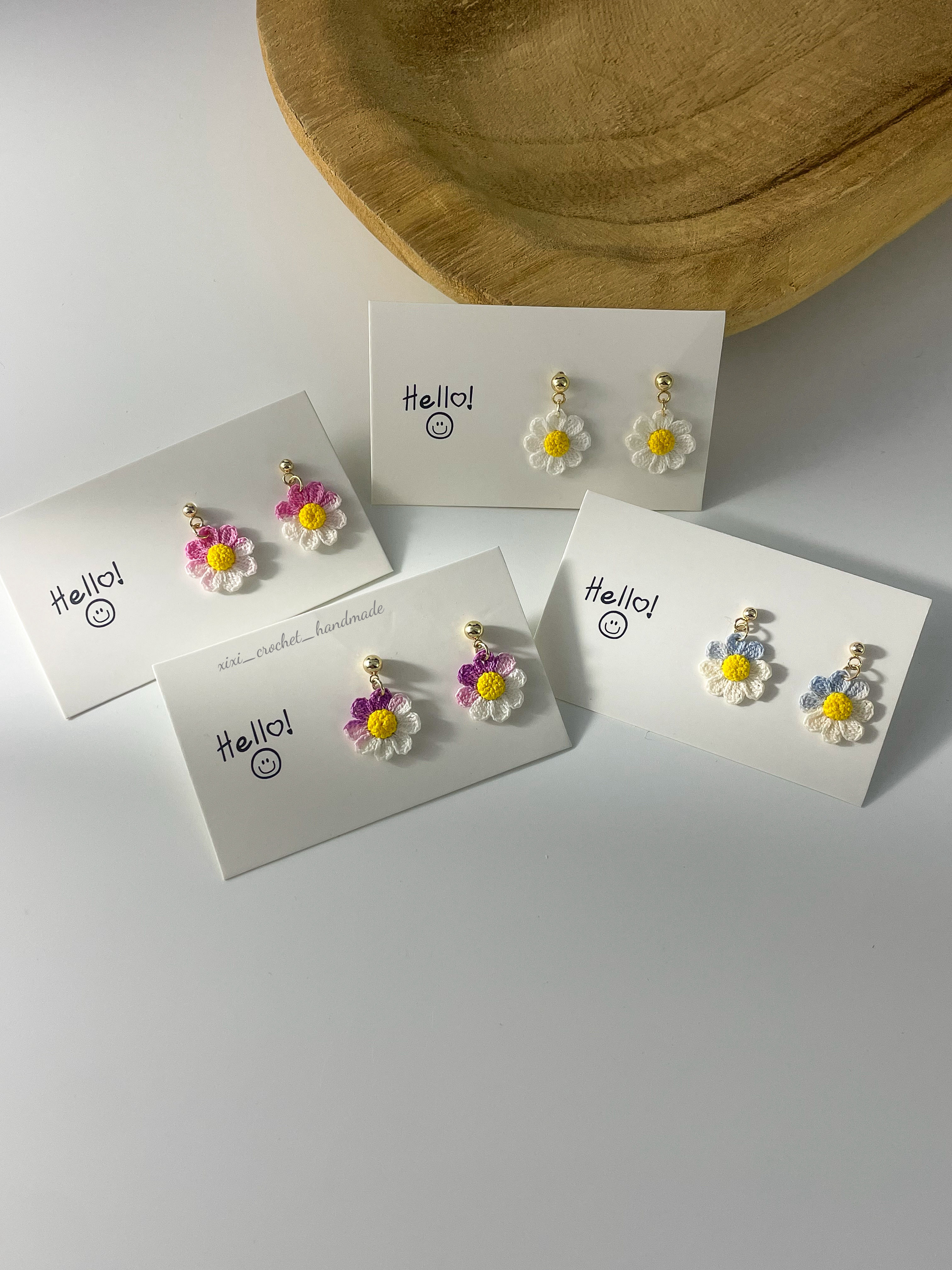 Boucles d’oreilles marguerite au micro crochet 
