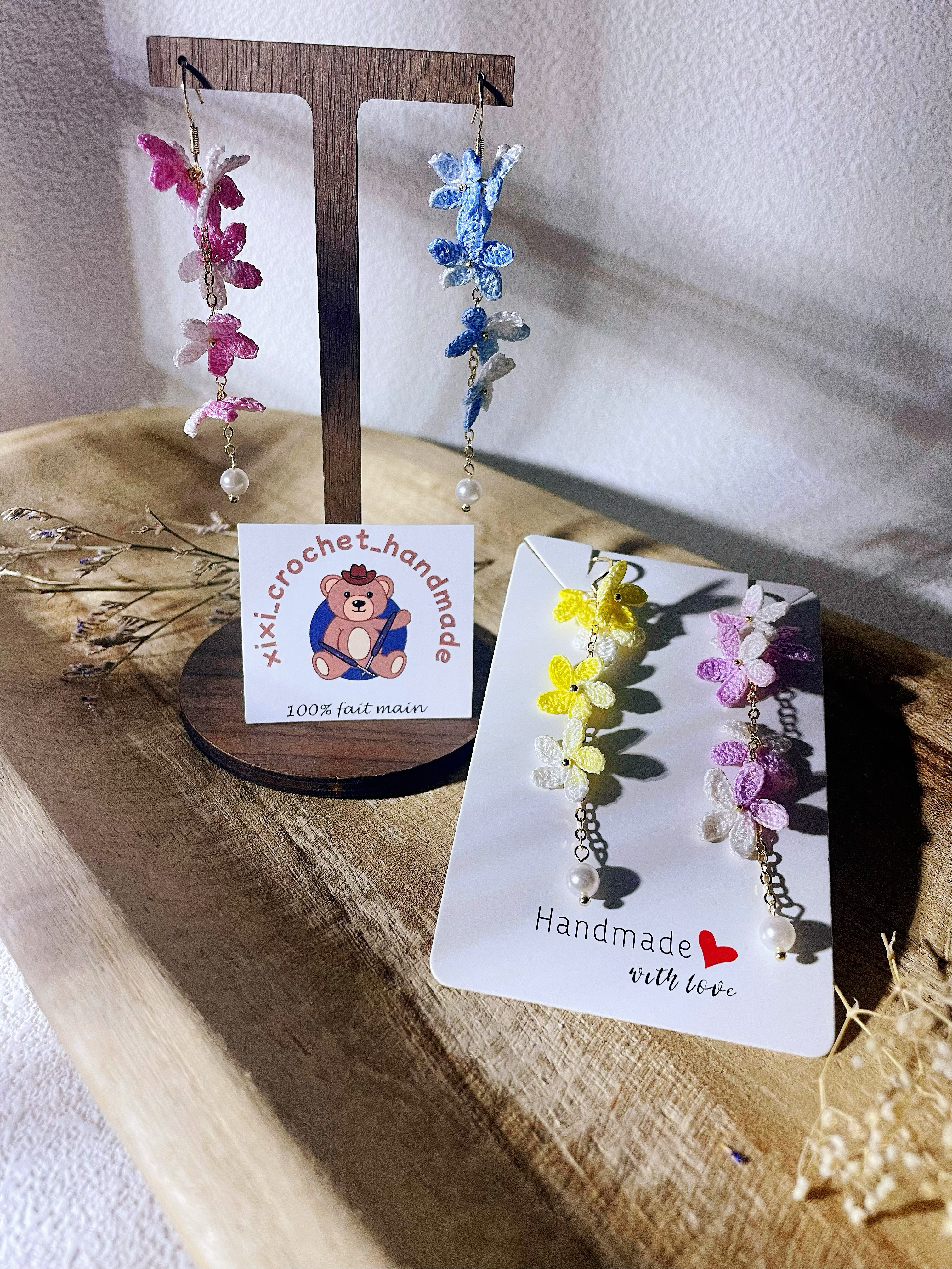 Boucles d’oreilles 5 fleurs au micro crochet 