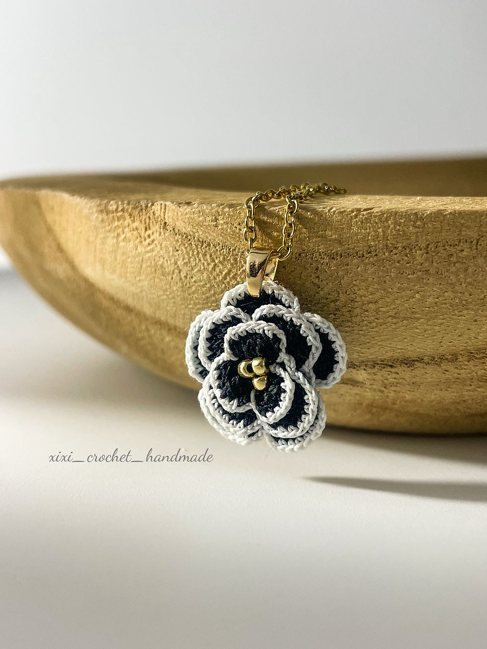 Miniature : Collier camélia au micro crochet 