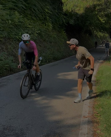 Chris Dels wie er Leidenschaftlich einen seiner Athleten anfeuert