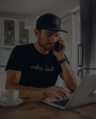 Coach Chris Dels vor dem Computer und am Telefon bei der Arbeit
