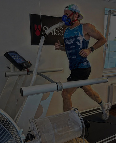 Chris Dels auf einem Laufband mit Spiroergometriemaske auf