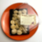 Paquete de ravioles de carne de elaboración manual según receta rusa yace en un plato semiabierto.