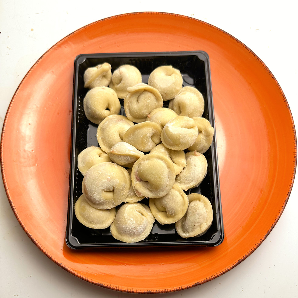 Paquete de ravioles de carne de elaboración manual según receta rusa yace en un plato