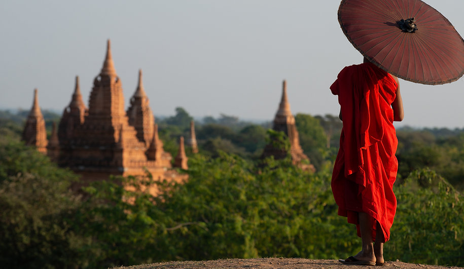 Moine surplombant un temple
