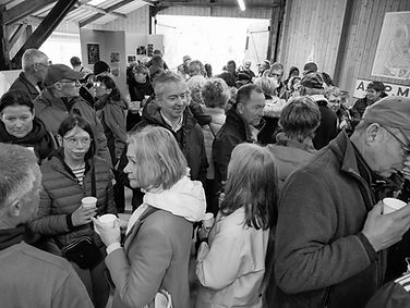 Nombreux participants au pot de l'amitié
