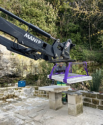 Pose de la table près de la fontaine