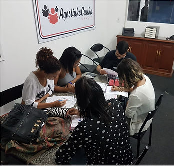 alunos do EJA / Supletivo estudando