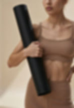 Femme faisant du fitness avec équipement