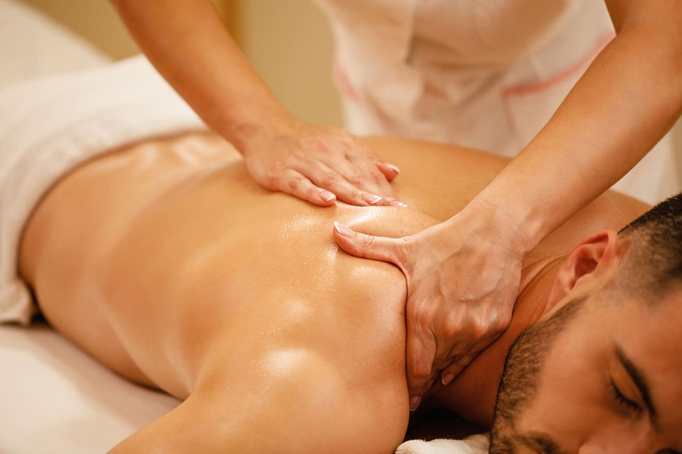 gros-plan-sur-un-homme-ayant-un-massage-du-dos-pendant-une-cure-thermale-au-centre-de-bien