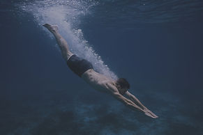 swimmer_diving_web_optimized_edited.jpg