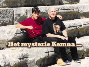 Nikko Norte en Hans Kemna op een stenen trap
