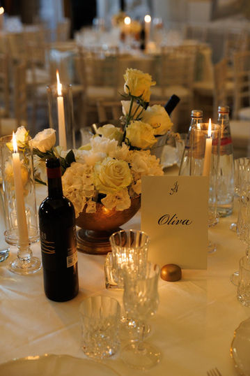 Tavolo wedding con fiori bianchi e tag tavolo