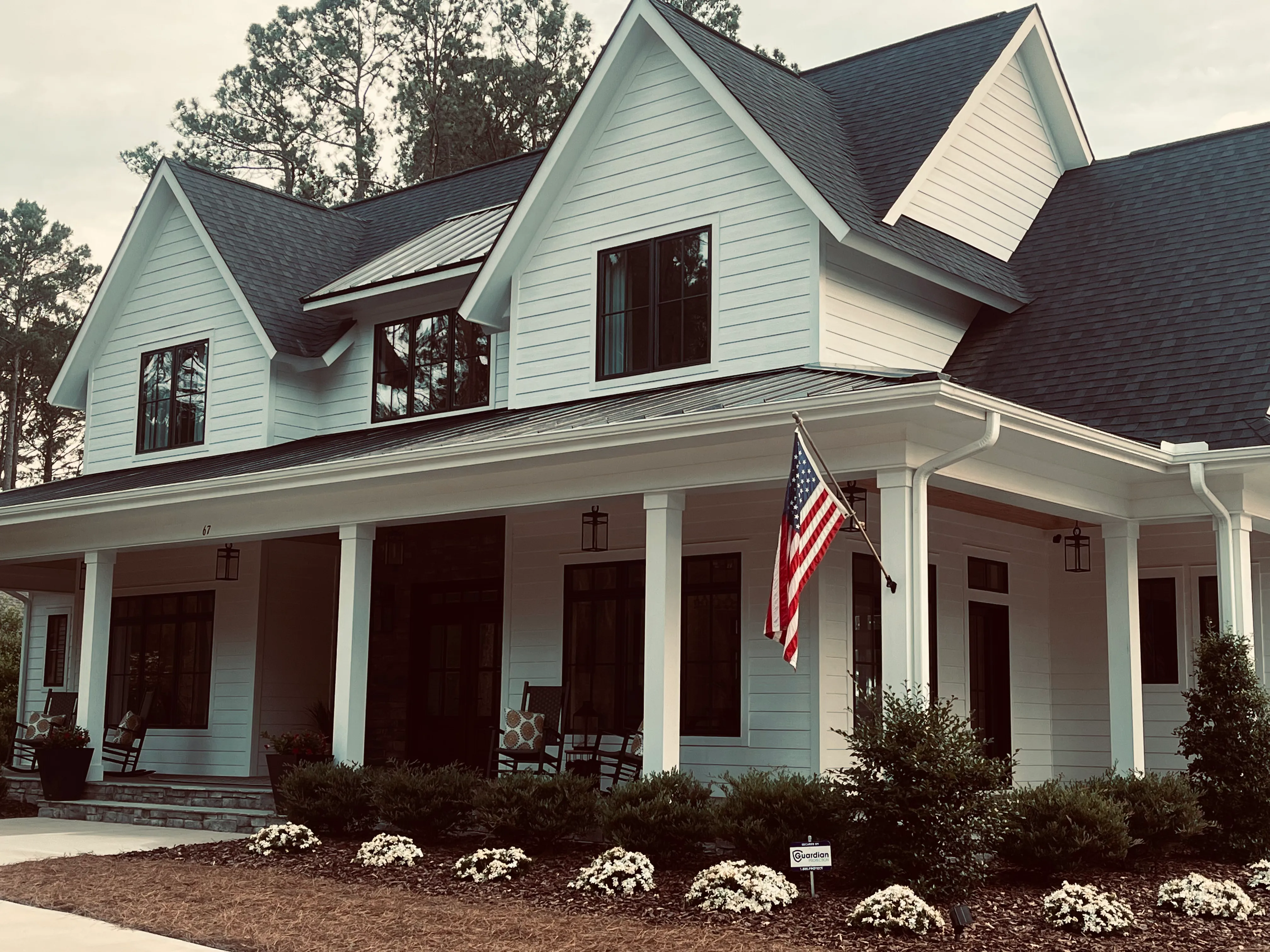  Side view of a Pinehurst home with clean white siding after soft washing.