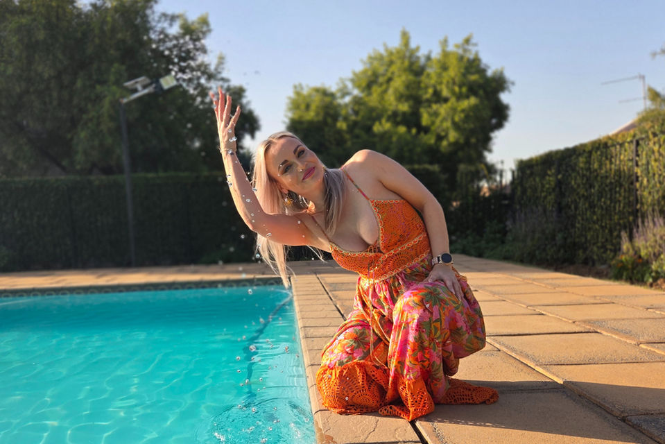 Experience the height of summer style with our SALT Sunset Anglaise Silk Blend Sun Dress. This beautiful dress has adjustable shoulder straps and delicate anglaise detail on the bust and bottom. The lace-up v-neckline with tassels gives it a boho touch. It is made from a luxurious silk blend printed fabric and has practical pockets!
SALT Sunset Anglaise Silk Blend Sun Dress