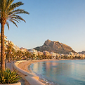 Mediterraner Küstenort in Spanien mit Meerblick