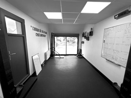 Espace de renforcement musculaire et d'entraînement fonctionnel du studio Wellness Maker à Orléans.
