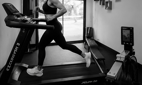 Séance de cardio-training dans le studio privé Wellness Maker à Orléans sur tapis de course et rameur pour améliorer l'endurance et favoriser la perte de poids.
