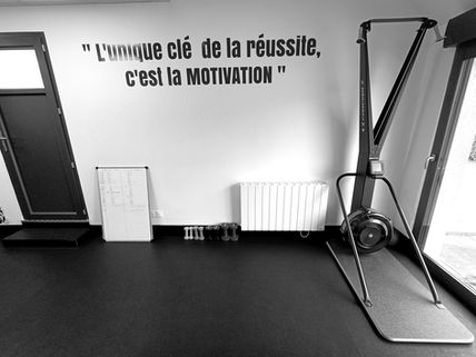 Espace de musculation fonctionnelle du studio Wellness Maker à Orléans avec équipements de renforcement musculaire et cardio-vasculaire (skierg)