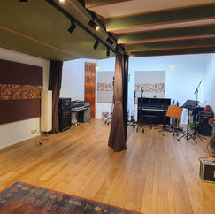 Main room, helder, open, daglicht. Met een zeer mooie akoestische roll-off