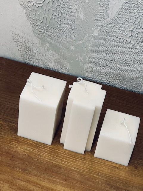 Miniatura: Velas geométricas blancas