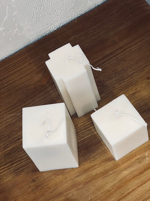 Miniatura: Velas geométricas blancas