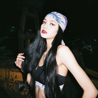 Η Lisa των Blackpink ετοιμάζεται για το solo της.