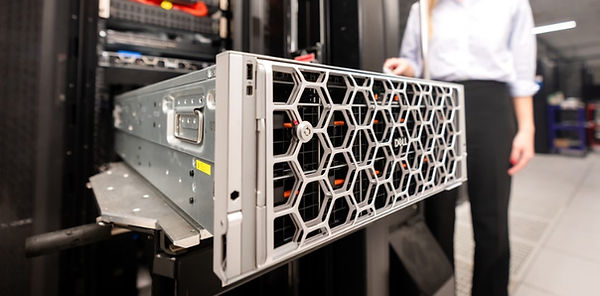 NVIDIA B300을 탑재할 수 있는 Dell 의 XE 시리즈 서버가 랙에 마운트 된 모습